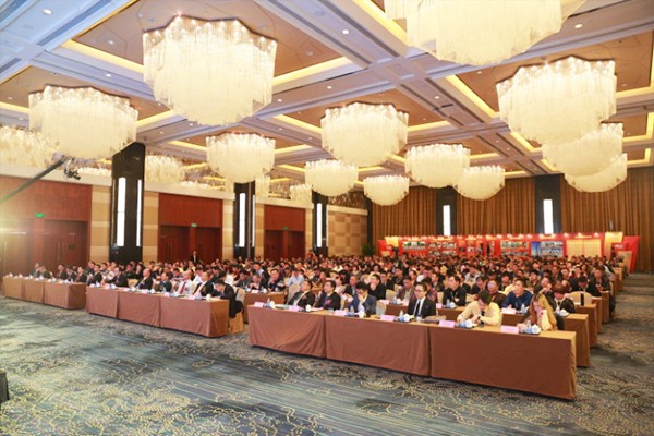 三心”凝聚文化，“三創(chuàng)”匯聚能量 ——堅(jiān)美鋁業(yè)集團(tuán)隆重召開2017年全國經(jīng)銷商年會(huì)